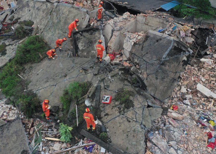 Fuerte temblor en China deja al menos 13 muertos