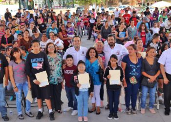 Otorga Ulises Mejía estímulos para la permanencia escolar