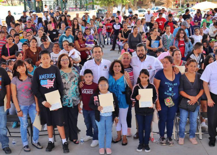 Otorga Ulises Mejía estímulos para la permanencia escolar