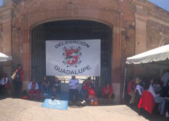 Sigue tomada la presidencia de Guadalupe; exigen mayor aumento salarial