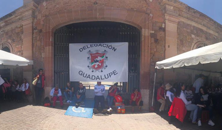 Sigue tomada la presidencia de Guadalupe; exigen mayor aumento salarial