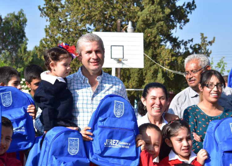 Entrega Antonio Aceves apoyos a estudiantes jerezanos