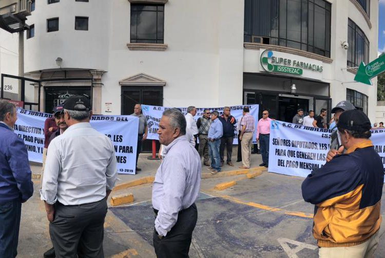 Protestan por inseguridad en pagos de sus quincenas