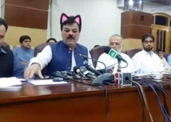 Ministro de Pakistán aparece con filtro de gato en un en vivo