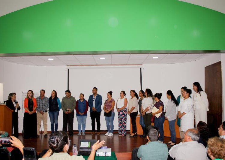 Rinde protesta nueva directiva de asociación de padres de familia