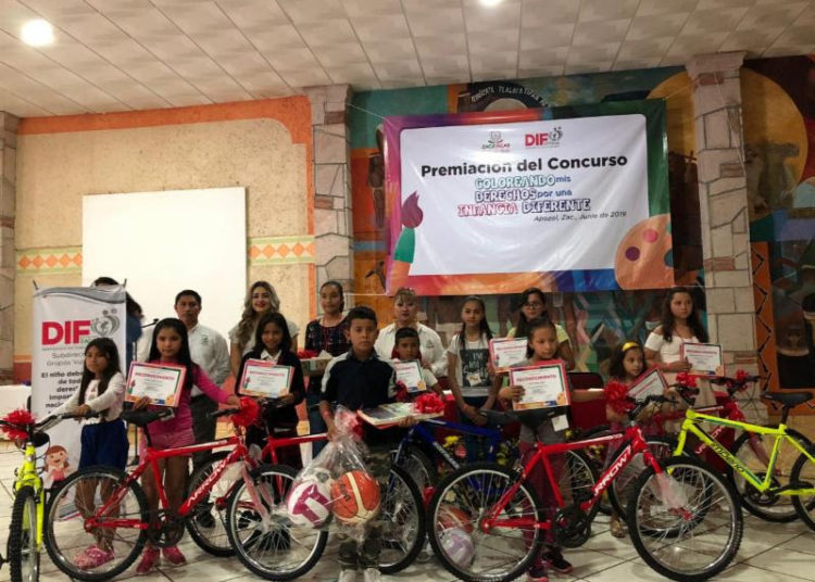 Premian a ganadores que colorearon sus derechos por una infancia diferente