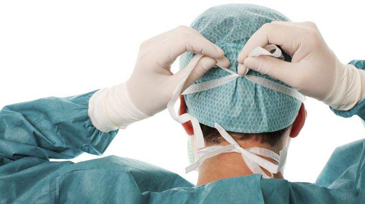 Un médico es acusado de abusar de 95 niños