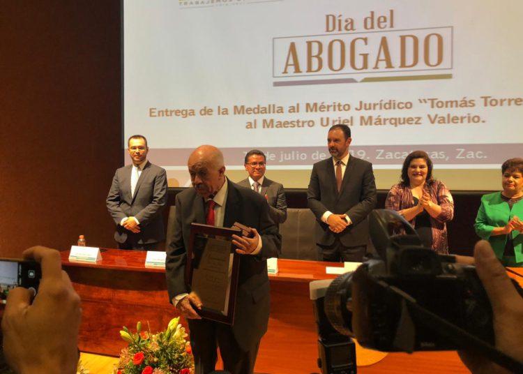Reconocen a Uriel Márquez Valerio con la medalla “Tomás Torres Mercado”