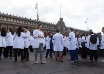 Médicos pasantes convocan a marcha nacional para exigir más recursos