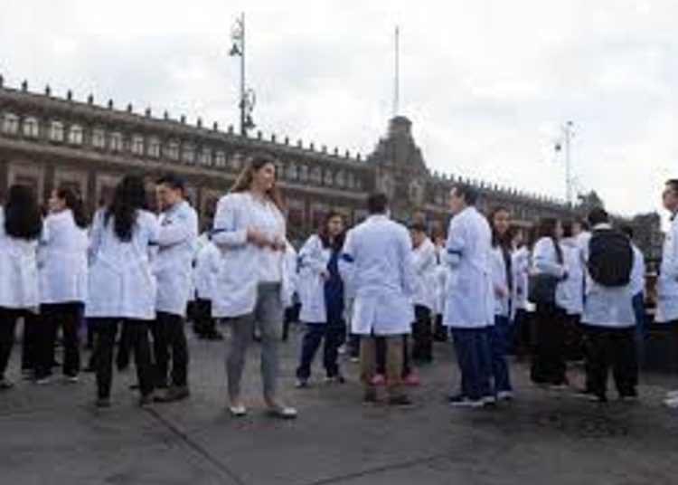 Médicos pasantes convocan a marcha nacional para exigir más recursos