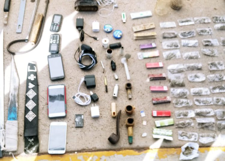 Recuperan armas, teléfonos y drogas en revisión al Cerereso de Cieneguillas