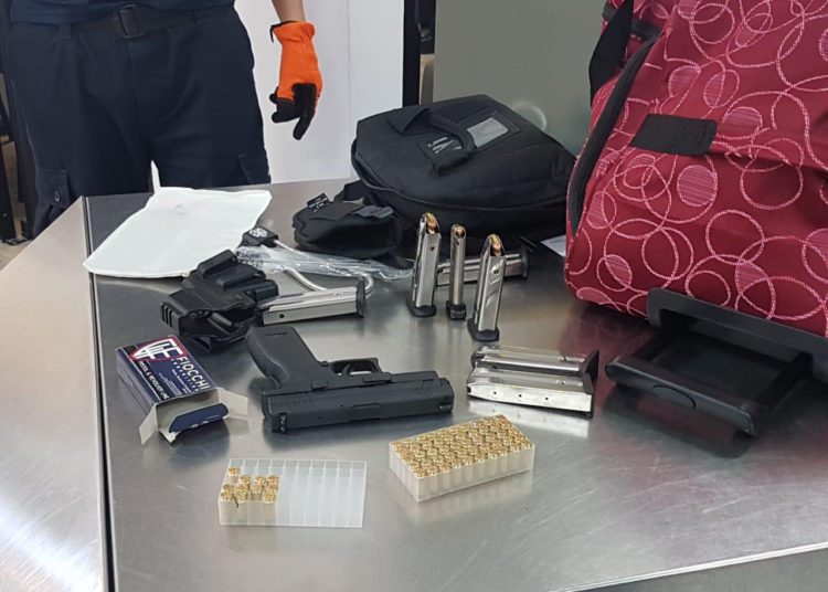 Lo detienen en el aeropuerto; cargaba un arma, cartuchos y cargadores