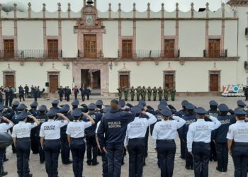 Realizan honores a la bandera en la Plaza de Armas