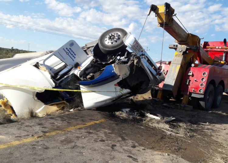En volcadura de un tráiler mueren un bebé y una mujer