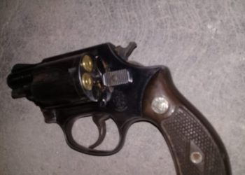 Detienen a tres; cargaban dos armas de fuego