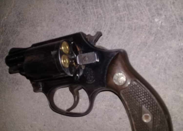 Detienen a tres; cargaban dos armas de fuego