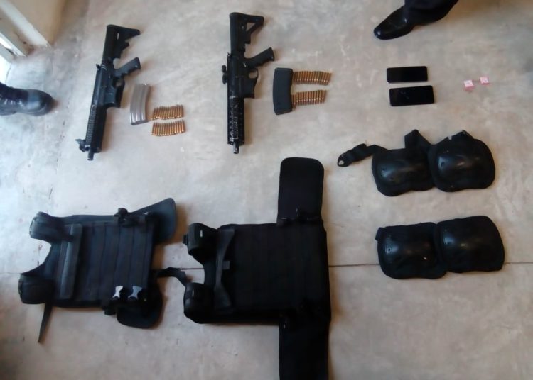 Aseguró Metropol en Guadalupe a dos personas con armas y equipo táctico