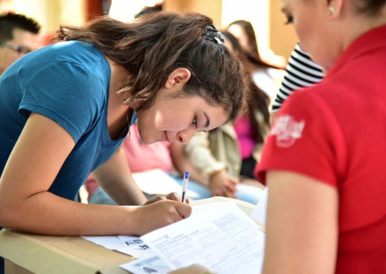 Reciben 75 jóvenes de Juchipila y de Apozol becas de transporte