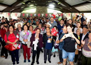 Luego de décadas sin verse, se reencuentran 24 familias en EU