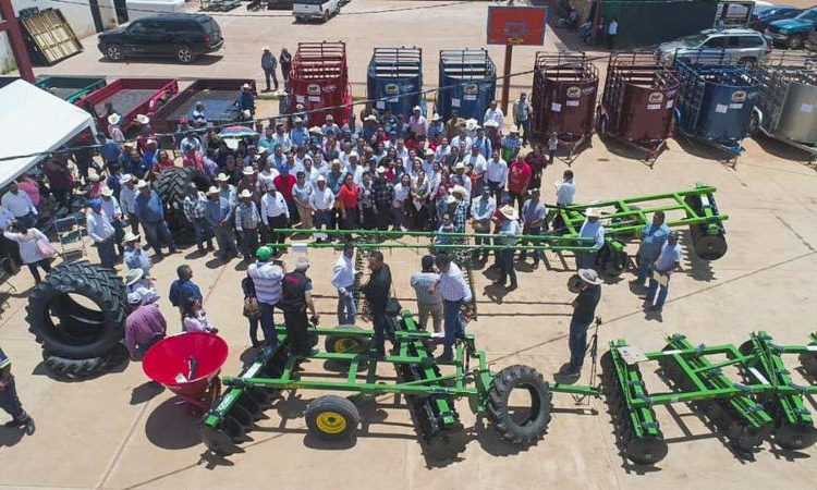 Entregan maquinaria, equipos e insumos para el campo en Sombrerete