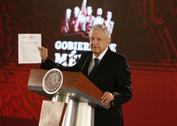AMLO firma ante notario carta de no reelección