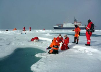Científicos detectan microplásticos en nieve del Ártico