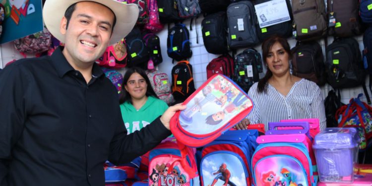 Arranca feria escolar 2019 en Plaza Bicentenario
