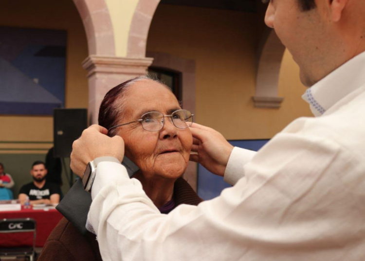 Entregan 1 mil 500 apoyos visuales a capitalinos