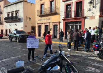 Bloquean habitantes de San Cayetano flujo vehicular en avenida Torreón, exigen agua