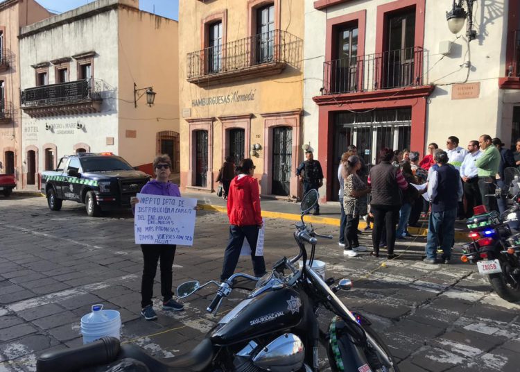Bloquean habitantes de San Cayetano flujo vehicular en avenida Torreón, exigen agua