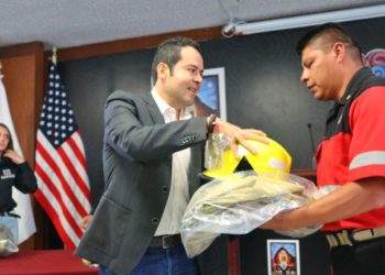 Migrantes y autoridades locales realizan donativo a Protección Civil y bomberos