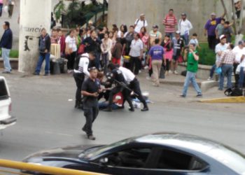 Cae hombre de puente peatonal en Plaza Bicentenario
