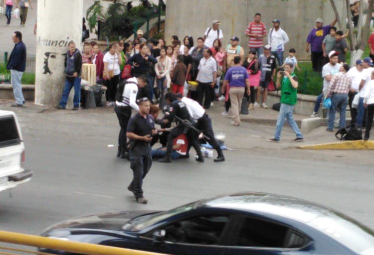 Cae hombre de puente peatonal en Plaza Bicentenario