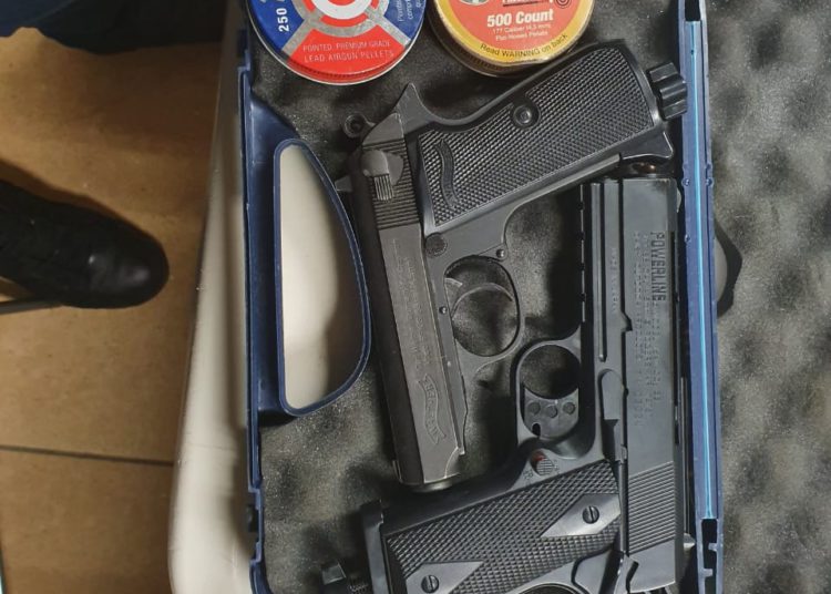 Detienen a sujeto por caso de violencia familiar, tenía pistolas de postas