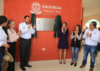 Entrega Tello el nuevo edificio del DIF y una cancha de pasto sintético en Noria de Ángeles