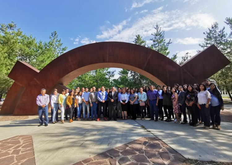 Reconocen a trabajadores universitarios en materia administrativa