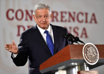 AMLO niega uso de programas sociales para promoción personal