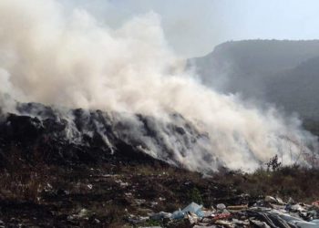 Sin controlar el incendio en relleno sanitario de Guadalupe
