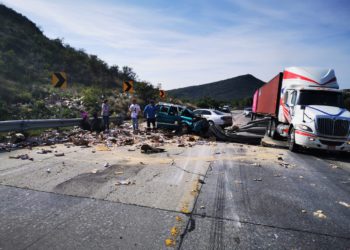 Por choque múltiple tres personas resultan lesionadas
