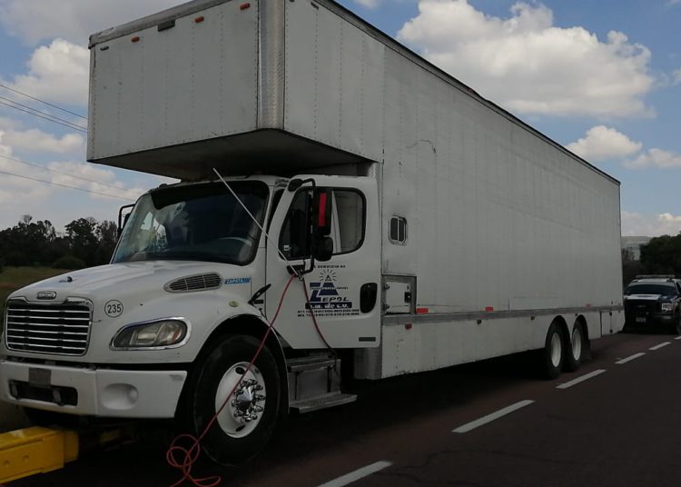 Recuperan camión robado; hay una persona detenida