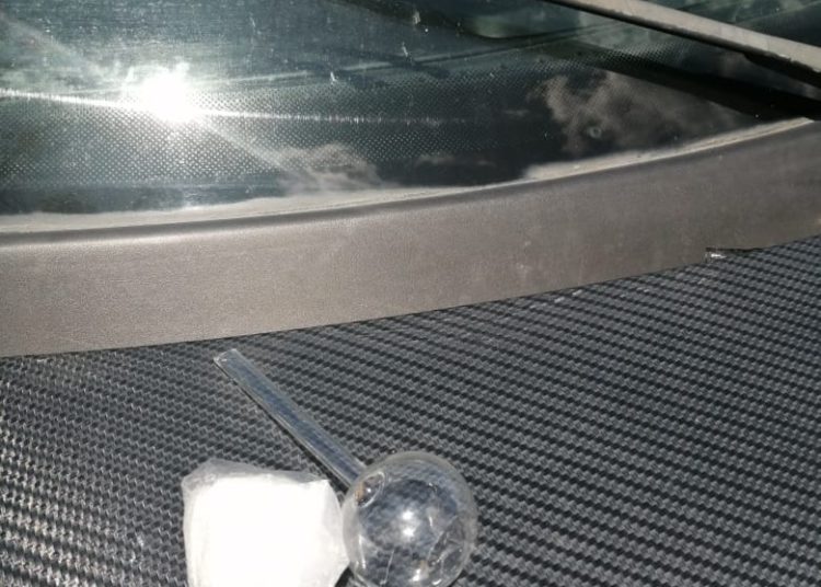 Detiene PEP a tres en posesión de drogas