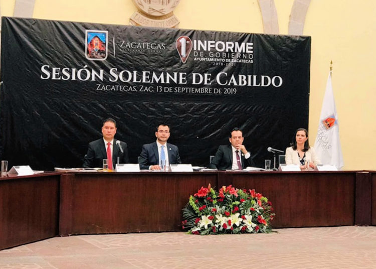 Revientan regidores sesión solemne en que alcalde entregaría su informe