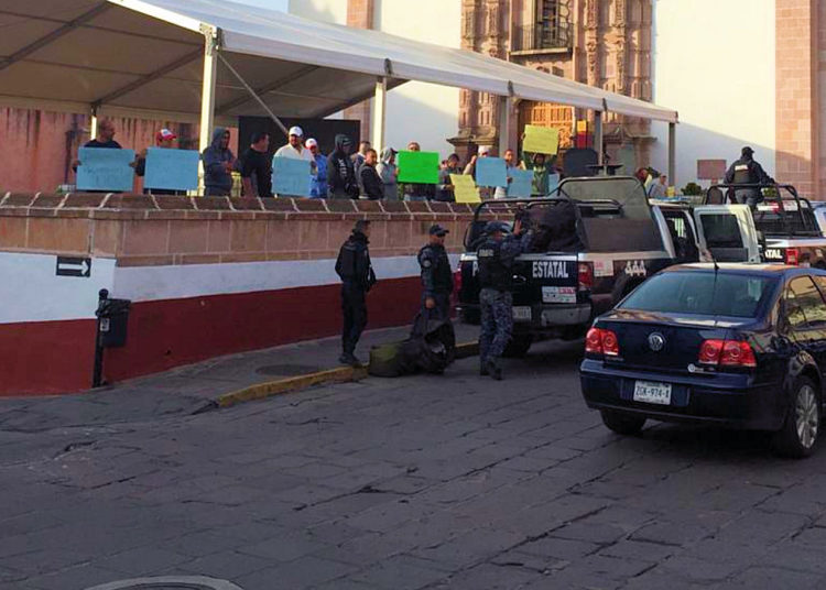 Bloquean recinto legislativo horas antes del informe de Tello