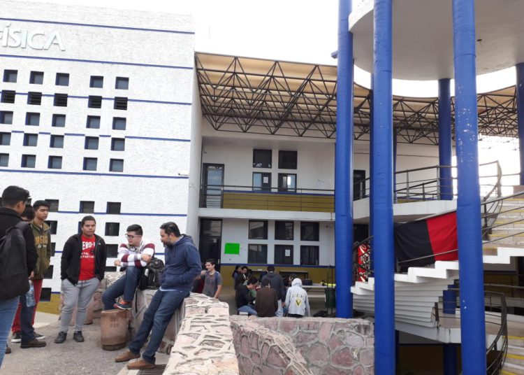 Paran actividades en la Unidad académica de Física; denuncian el despojo de plazas