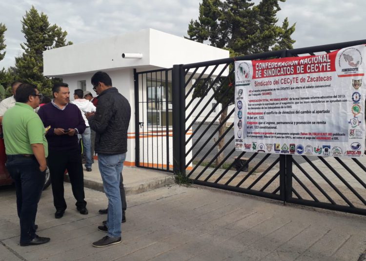 Exigen sindicalizados del CECyTEZ pago de prestaciones con paro nacional