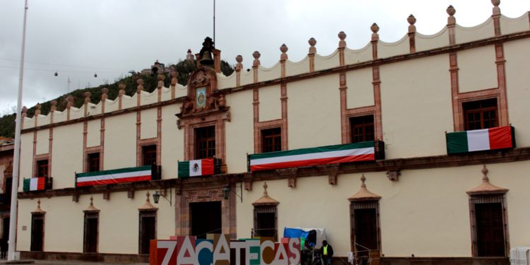 Bajan ventas de artículos patrios