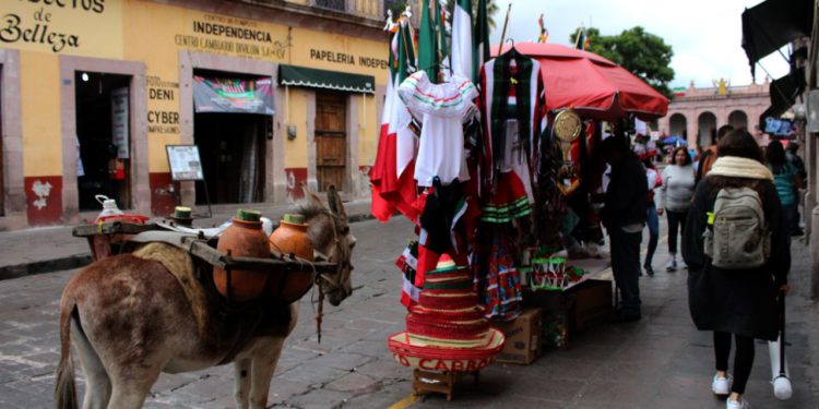 Bajan ventas de artículos patrios