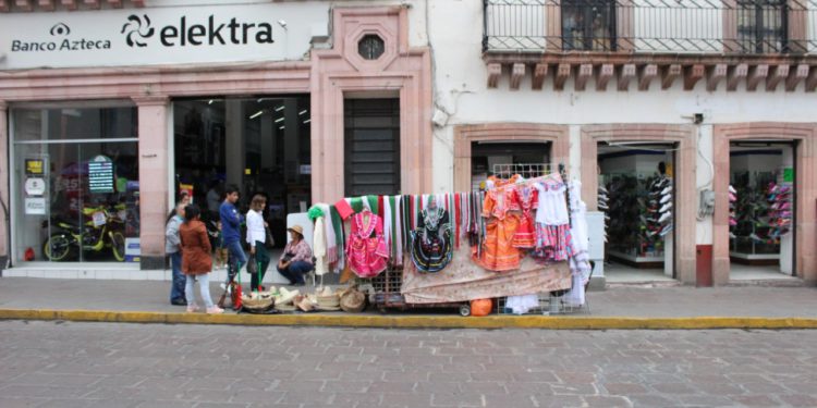 Bajan ventas de artículos patrios