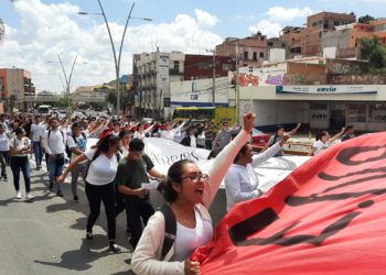 Marchan estudiantes sanmarqueños, exigen justicia en caso Ayotzinapa