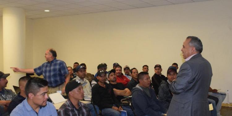 Contratan a zacatecanos para cultivar en Canadá